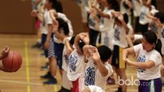 Peserta Basketball Clinic bersama DBL Academy melakukan pemanasan sebelum berlatih di Thamrin Nine, UOB Plaza, Jakarta, (7/3/2017). (Bola.com/Nicklas Hanotubun)