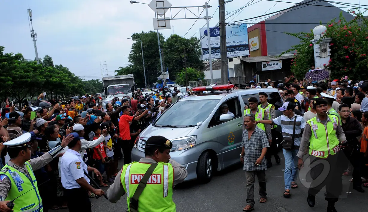 Mobil ambulan yang membawa jenazah Olga Syahputra tiba di rumah duka pukul 9.45 WIB, Jakarta, Sabrtu (28/3/2015). Ribuan orang memadati sepanjang jalan kediaman Olga Syahputra (Liputan6.com/Faisal R Syam)