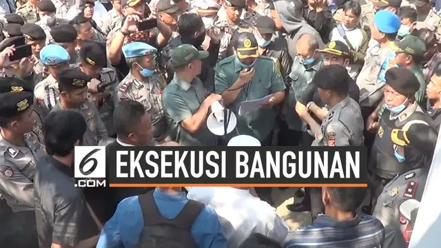 Keributan terjadi antara petugas dan warga di Bandung Barat. Warga menolak eksekusi sebuah rumah karena belum sepakat harga ganti rugi.