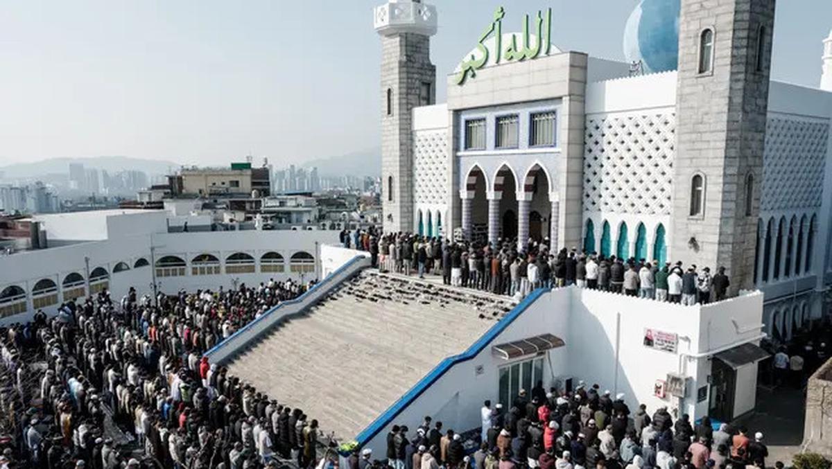 Potret Umat Muslim di Korea Selatan Rayakan Idul Fitri 1446 Hijriah