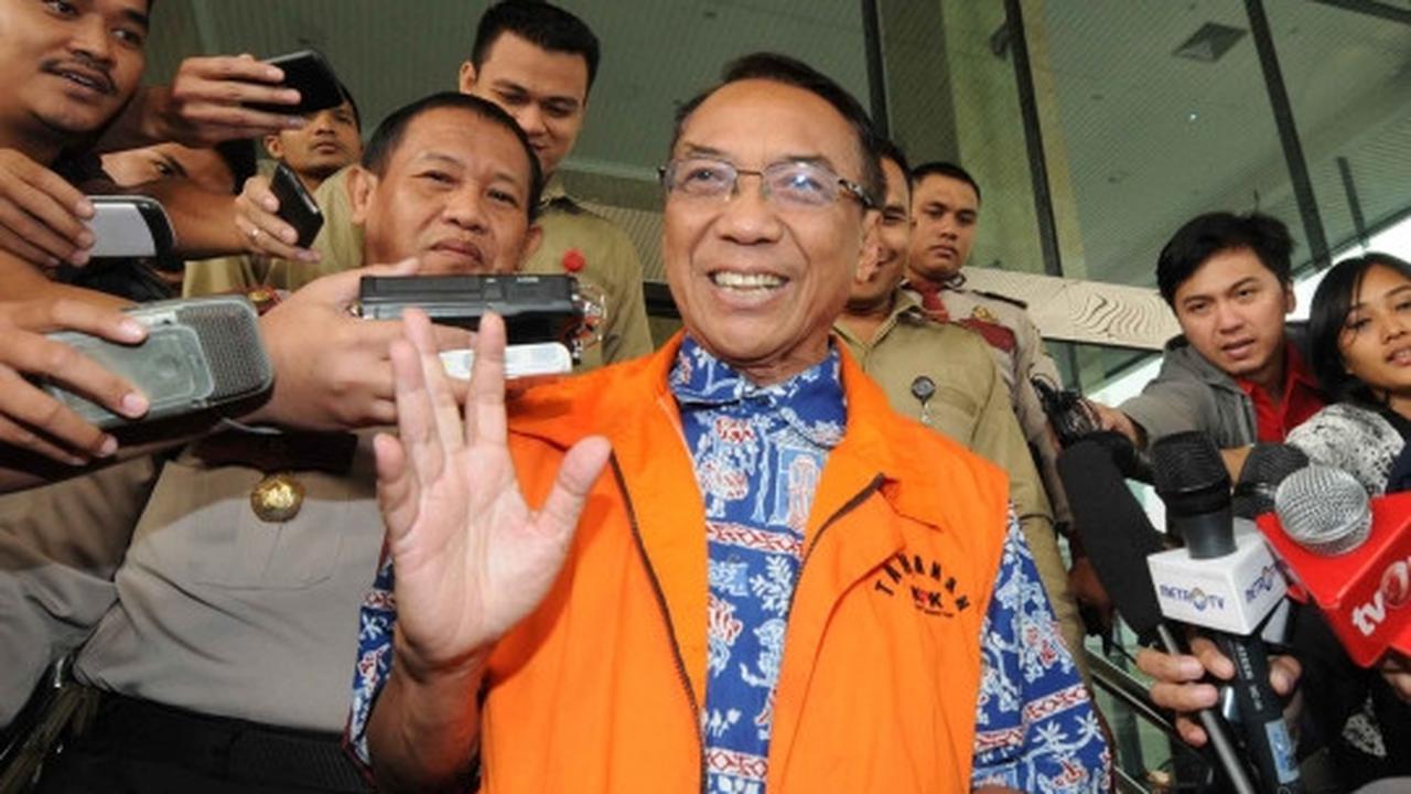 Usai diperiksa KPK, Jero Wacik umbar senyuman