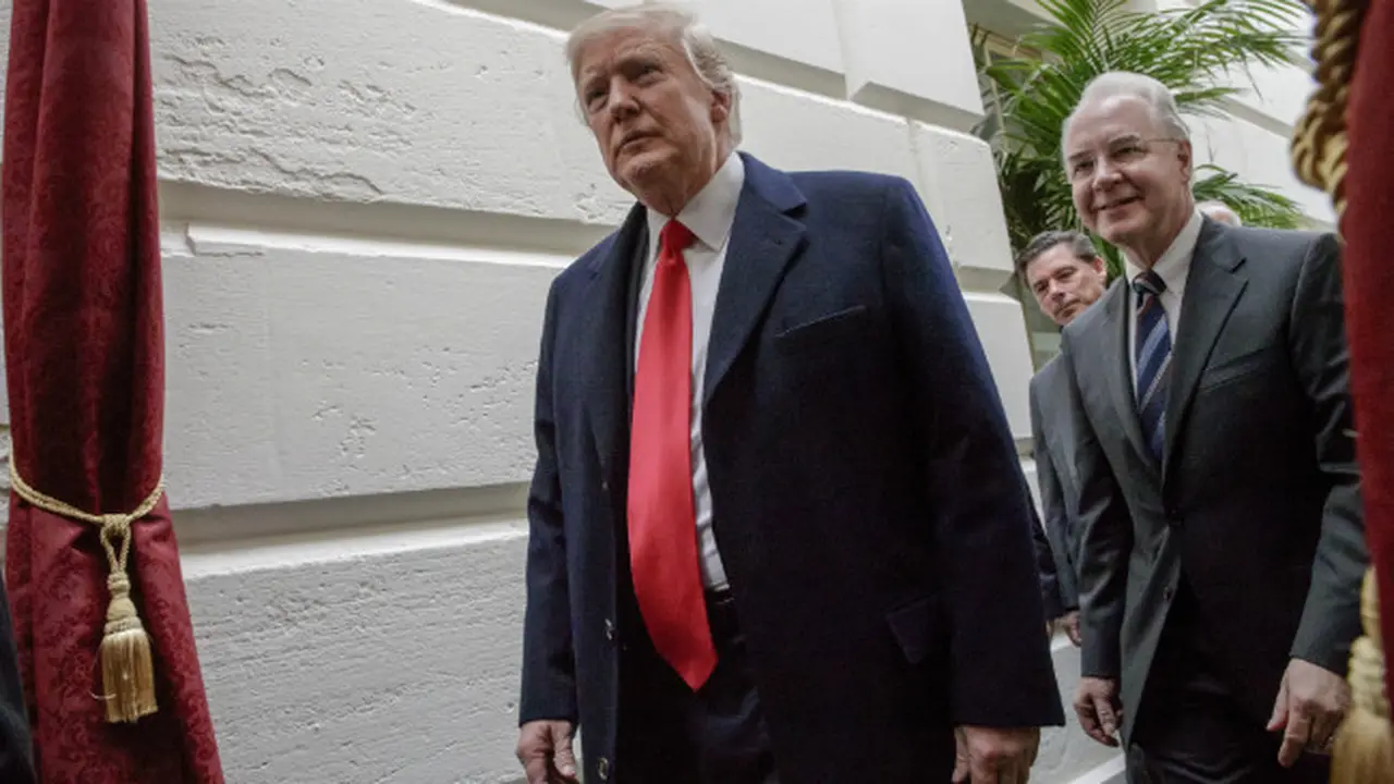 Presiden Donald Trump dan Menteri Kesehatan AS Tom Price (Scott Applewhite/AP)