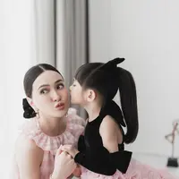 Keduanya dikenal memiliki gaya yang serasi dan konsisten, baik dalam momen santai hingga acara spesial. [@shandyaulia].