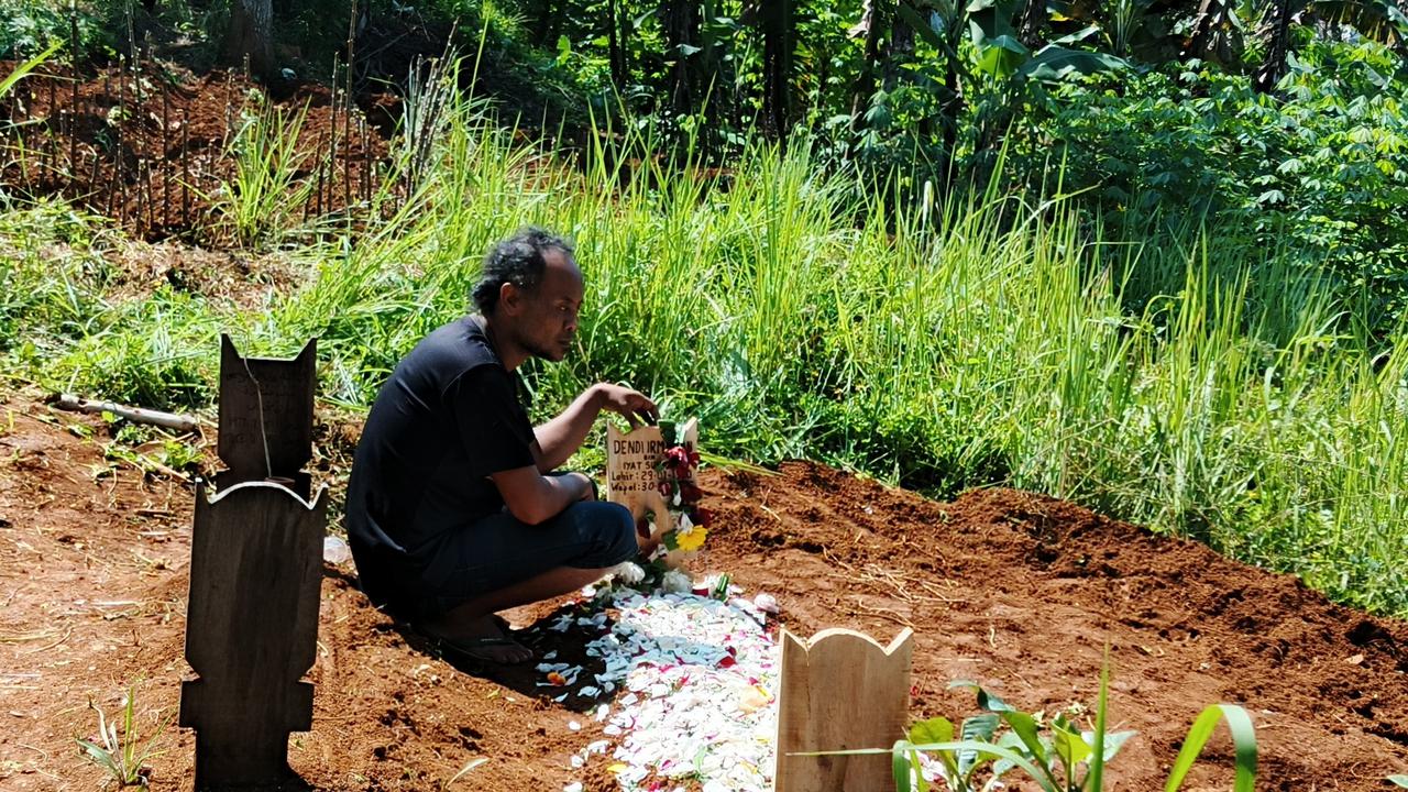 Pemakaman Korban Longsor Tambang di Cirebon