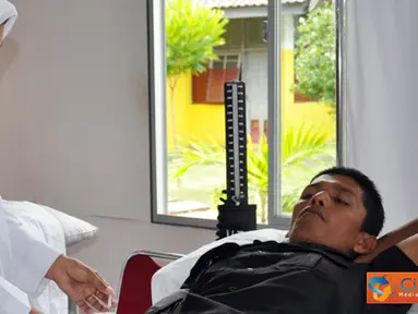 Sejumlah Karyawan Radio Republik Indonesia (RRI) Meulaboh, melakukan donor darah di Rumah Sakit Umum Cut Nyak Dhien pada, Kamis (8/9).