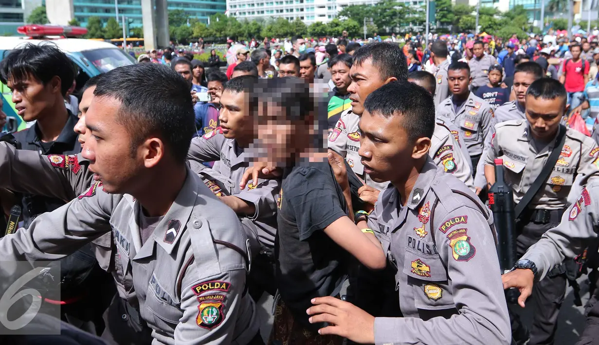 Remaja yang melakukan penodongan di CFD menjadi tontonan saat polisi meringkusnya, Jakarta, Minggu (2/10). Rencananya mereka akan diproses lebih lanjut di Polsek Menteng. (Liputan6.com/Angga Yuniar)