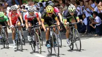 Pebalap dari tim Singha Infinite Cycling, Kritsada Changoad menjadi pebalap tercepat pada etape ke-5 Tour de Singkarak dengan start dari Pantai Carocok-Pain