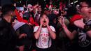 Ekspresi penggemar saat merayakan kesuksesan Toronto Raptors menjuarai NBA 2018-2019, Jumat (14/6/2019) pagi WIB. Kemenangan tersebut memicu kegemparan di Kanada. (Nathan Denette/The Canadian Press via AP)