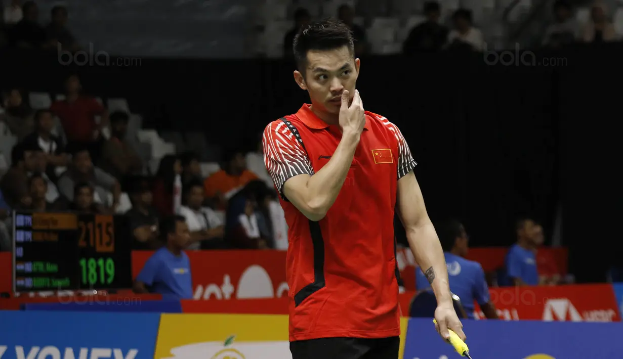 Tunggal putera Cina, Lin Dan, saat melawan wakil Thailand, Kantaphon Wangcharoen, pada laga Indonesia Masters 2018 di Istora Senayan, Rabu (24/1/2018). Lin Dan takluk 21-15 21-19. (Bola.com/M Iqbal Ichsan)