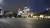 Suasana malam di bundaran Tugu Muda yang biasanya penuh, kini senyap. (foto: liputan6.com/edhie prayitno ige)