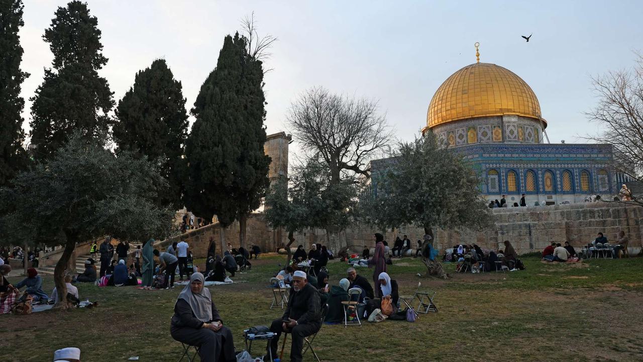 Buka puasa bersama di kompleks Masjid Al Aqsa