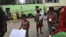 Warga melihat laporan pengujian COVID-19 mereka melalui metodologi antigen cepat di luar laboratorium bergerak, New Delhi, India, Senin (10/8/2020). India menjadi negara yang paling terpukul oleh pandemi COVID-19 setelah Amerika Serikat dan Brasil. (AP Photo/Manish Swarup)