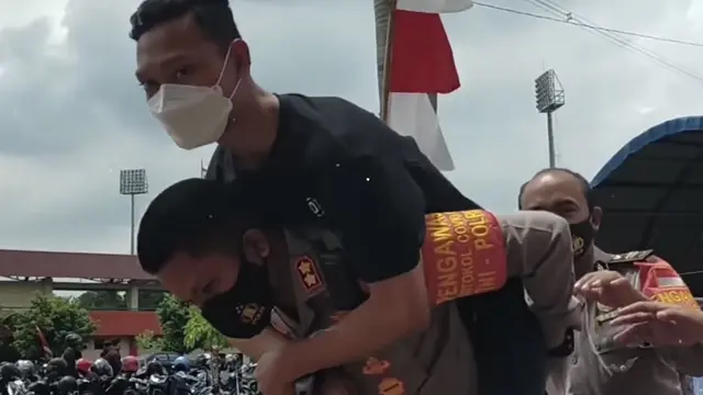 Banjir Pujian, Kapolres Gendong Seorang Penyandang Disabilitas Saat Akan Divaksin