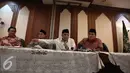 Ketua Umum PBNU KH Said Aqil Siradj (kedua kanan) saat konferensi pers di Gedung PBNU, Jakarta, Senin (30/5). PBNU menyambut positif penetapan 1 Juni sebagai Hari Lahir Pancasila oleh Pemerintah. (Liputan6.com/Faizal Fanani)