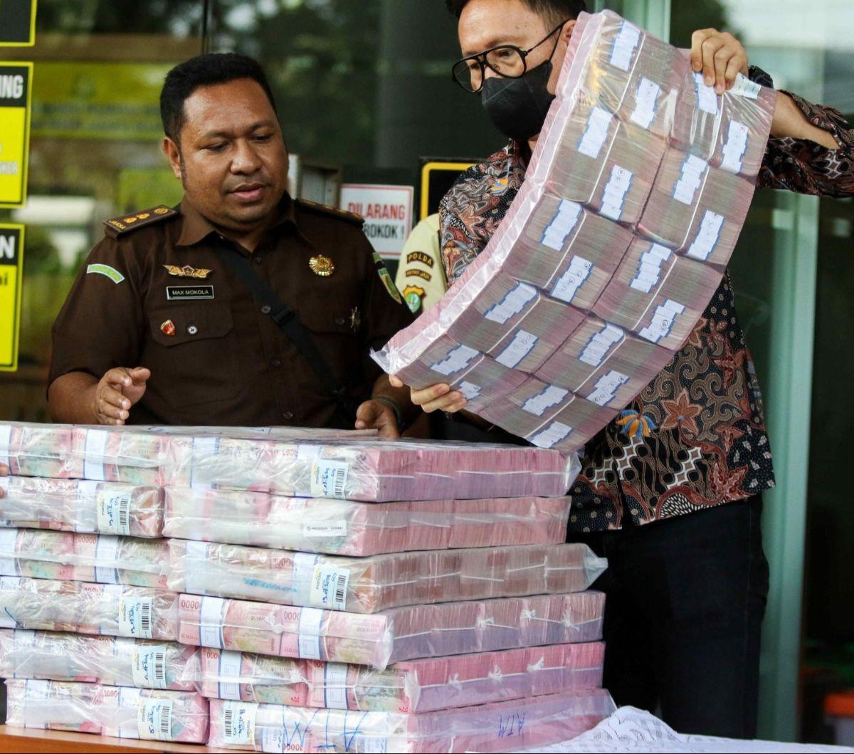 Kejaksaan Negeri Jakarta Selatan menampilkan barang bukti berupa uang tunai dan tas mewah milik tersangka kasus dugaan korupsi di PT Timah, Harvey Moeis dan Helena Lim, dalam sebuah konferensi pers pada Senin (22/7/2024). Foto: Liputan6.com / Herman Zakha