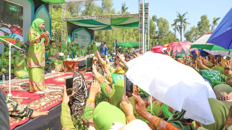 Ketua Umum PP Muslimat NU Khofifah Indar Parawansa menghadiri peringatan Hari Lahir (Harlah) Muslimat NU ke-77 yang digelar PW Muslimat NU Jawa Tengah di Halaman Kantor Pemkab Tegal, Jateng. (Istimewa).