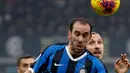 Bek veteran Inter Milan, Diego Godin berebut bola dengan striker AC Milan, Zlatan Ibrahimovic, pada laga pekan ke-23 Serie A di Giuseppe Meazza, Minggu (9/2/2020). Sempat tertinggal, Inter Milan sukses mengemas kemenangan 4-2 dari rival sekota AC Milan. (AP/Antonio Calanni)