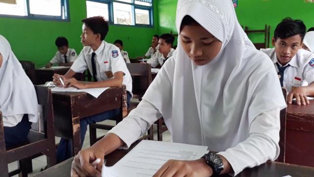 Siswa penghayat kepercayaan di SMP Negeri 3 Gandrungmangu mengikuti USBN pada tahun 2018.  (Foto: Liputan6.com/Muhamad Ridlo)