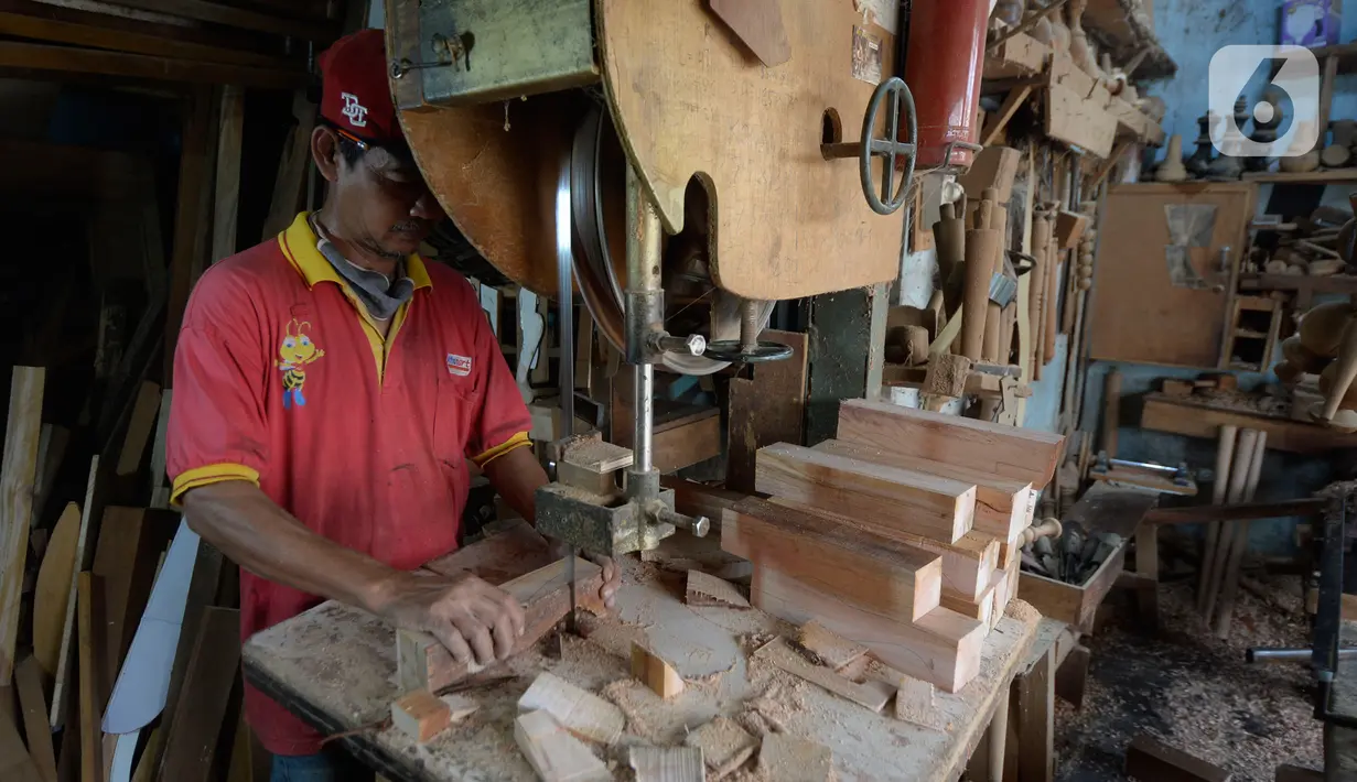 Pekerja sedang membubut kayu untuk kaki kursi/sofa pesanan pelanggan di Kedaung, Tangerang Selatan, Banten, Jumat (6/11/2020). Pemesanan kursi/sofa kini perlahan-lahan mulai normal dibandingkan pada awal pandemi COVID-19. (merdeka.com/Dwi Narwoko)