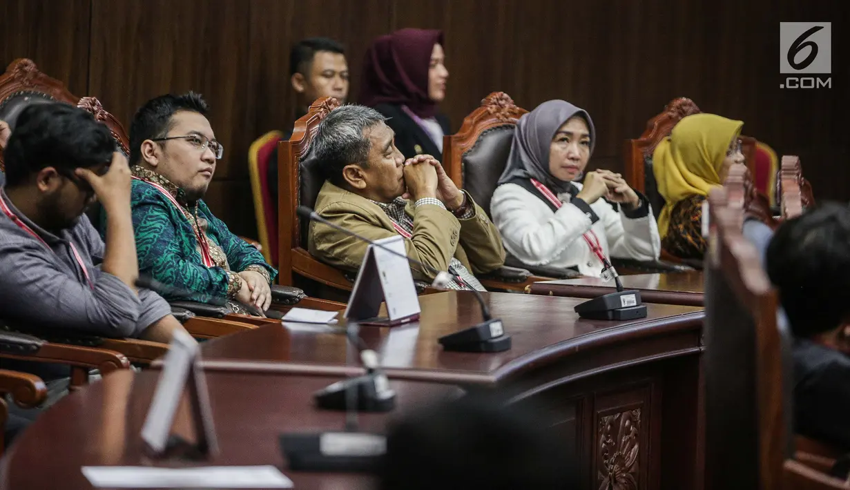 Ekspresi peserta saat mengikuti sidang putusan sengketa Pilpres 2019 di Gedung Mahkamah Konstitusi (MK), Jakarta, Kamis (27/6/2019). MK akan membacakan putusan sengketa Pilpres 2019 yang dimohonkan kubu Prabowo-Sandiaga. (Liputan6.com/Faizal Fanani)