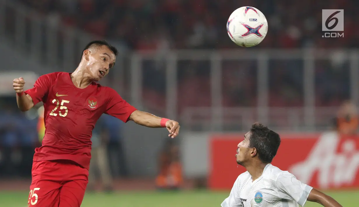 Pemain sayap Timnas Indonesia, Riko Simanjuntak berebut bola atas dengan pemain Timor Leste pada penyisihan grup B Piala AFF 2018 di Stadion GBK, Jakarta, Selasa (13/11). Indonesia unggul 3-1. (Liputan6.com/Helmi Fithriansyah)
