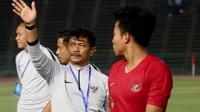 Pelatih Timnas Indonesia U-22, Indra Sjafri, selalu meluangkan waktu untuk Salat Subuh berjamaah di Mesjid Al Serkal, Kamboja. (Bola.com/Zulfirdaus Harahap)
