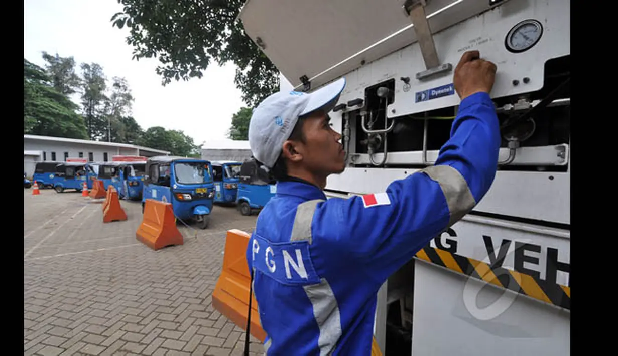 Penambahan SPBG juga untuk mengatasi antrean bajaj saat mengisi Bahan Bakar Gas (BBG) di Stasiun Bahan Bakar Gas (SPBG) di Jakarta Pusat, Senin (26/1/2015). (Liputan6.com/Miftahul Hayat)