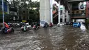 Banjir terlihat setinggi setengah roda sepeda motor mereka, itu pun di sisi paling tengah. (Liputan6.com/Johan Tallo)