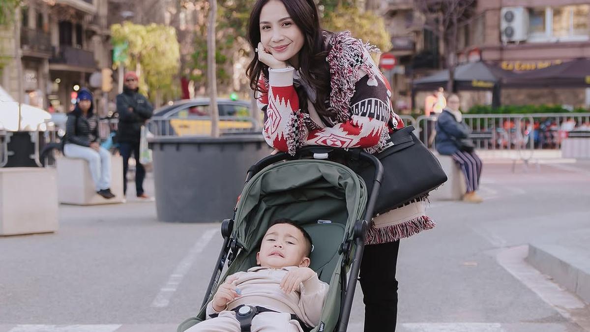 Momen Liburan Seru Rayyanza ke Spanyol Bareng Nagita Slavina, Ngedate dan Cosplay Anak Tunggal