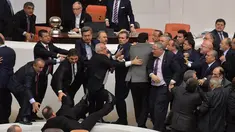 Anggota parlemen partai oposisi (CHP) dan partai berkuasa AK terlibat adu jotos saat pembahasan undang-undang di Ankara, Turki, Kamis (19/2). Kericuhan terjadi setelah perdebatan sengit tentang UU untuk meningkatkan kekuatan polisi. (AFP PHOTO/ADEM ALTAN)