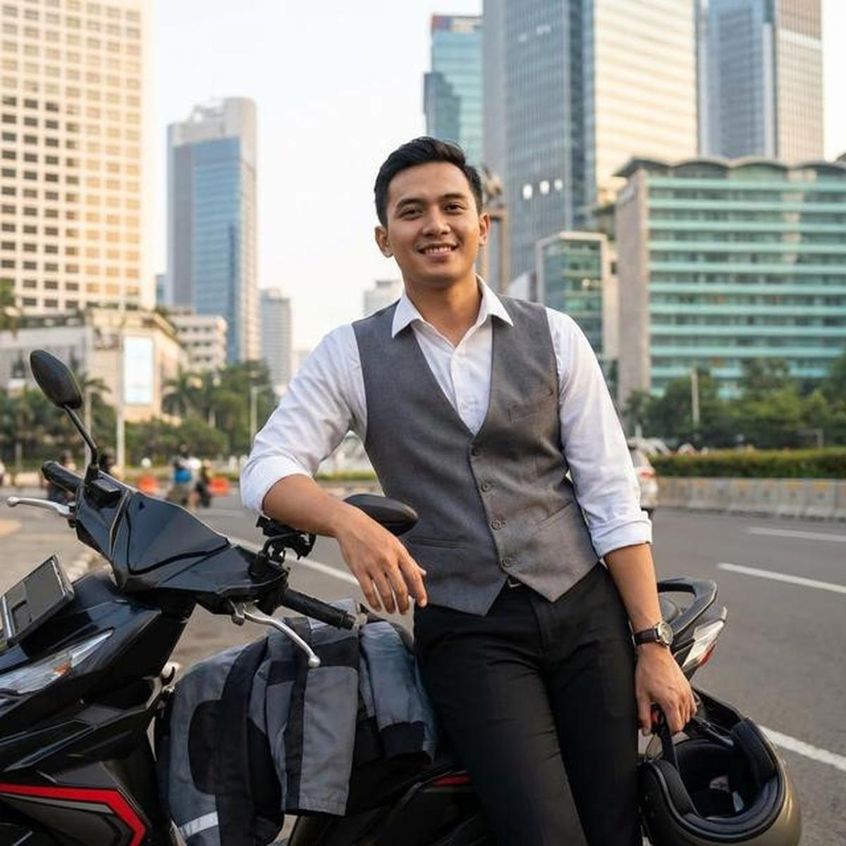7 Outfit Kantor yang Tetap Rapi Meski Naik Motor, Tampil Profesional Tanpa Ribet di Perjalanan
