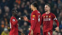 Striker Liverpool, Sadio Mane (kiri) berselebrasi dengan Virgil van Dijk (tengah) dan Jordan Henderson pada laga kontra Wolverhampton Wanderers, Minggu (29/12/2019). (AFP/Paul Ellis)