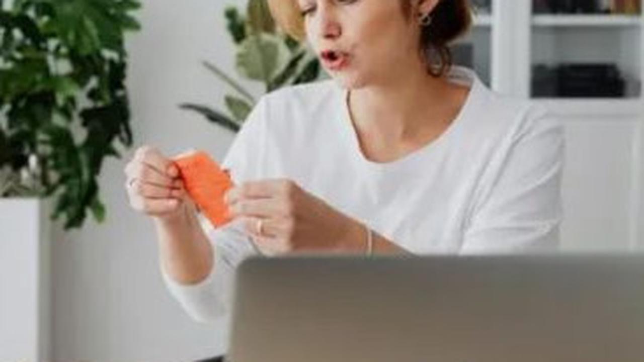 Seorang wanita yang sedang mengurusi keuangan (pexels.com/karolina grabowska).