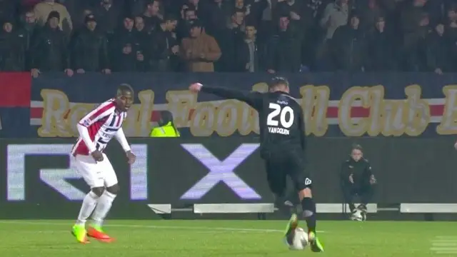 Peter van Ooijen melepas Gol Jarak Jauh yang membuat kiper Willem II Kostas Lamprou tak mampu untuk menahannya. (BallBall Video)