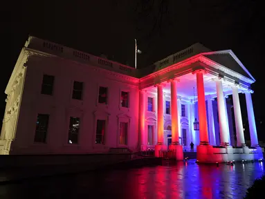 Serambi Utara Gedung Putih menyala merah, putih dan biru untuk mendukung Tim Olimpiade dan Paralimpiade Amerika Serikat (AS) di Washington, 3 Februari 2022. Olimpiade Musim Dingin Beijing 2022 berlangsung mulai 4 hingga 20 Februari. (AP Photo/Patrick Semansky)