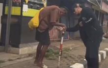 Kakek ini Nolak Diberi Uang Banyak dari Pria Baik Hati, Alasannya Luar Biasa