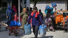 Warga membawa jeriken saat pendiistribusian air  bersih oleh Palang Merah Indonesia (PMI) Kabupaten Bangkalan di Dusun Batangan Tengah, Desa Batangan, Kecamatan Tanah Merah, Kabupaten Bangkalan, Jawa Timur, Selasa (21/7/2026). (AFP/ Juni Kriswanto)