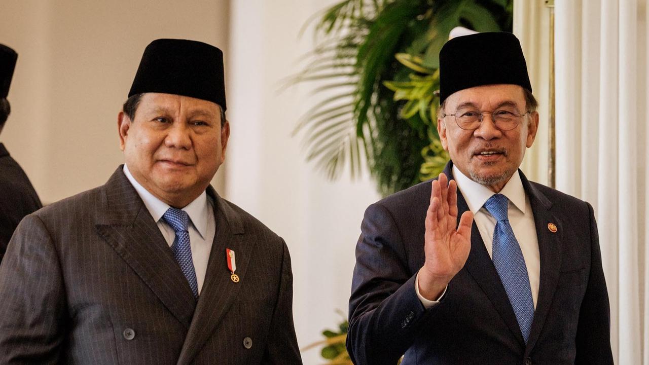 VIDEO: Langkah PM Malaysia Anwar Terhenti! Berkali-kali Tunjuk Kepala BIN Herindra Depan Prabowo