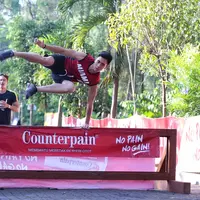 Aksi Verrell Bramasta di Counterpain Mud Warrior. (Adrian Putra/Bintang.com)