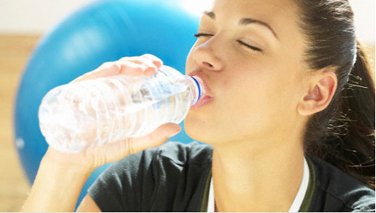 ilustrasi  minum air putih