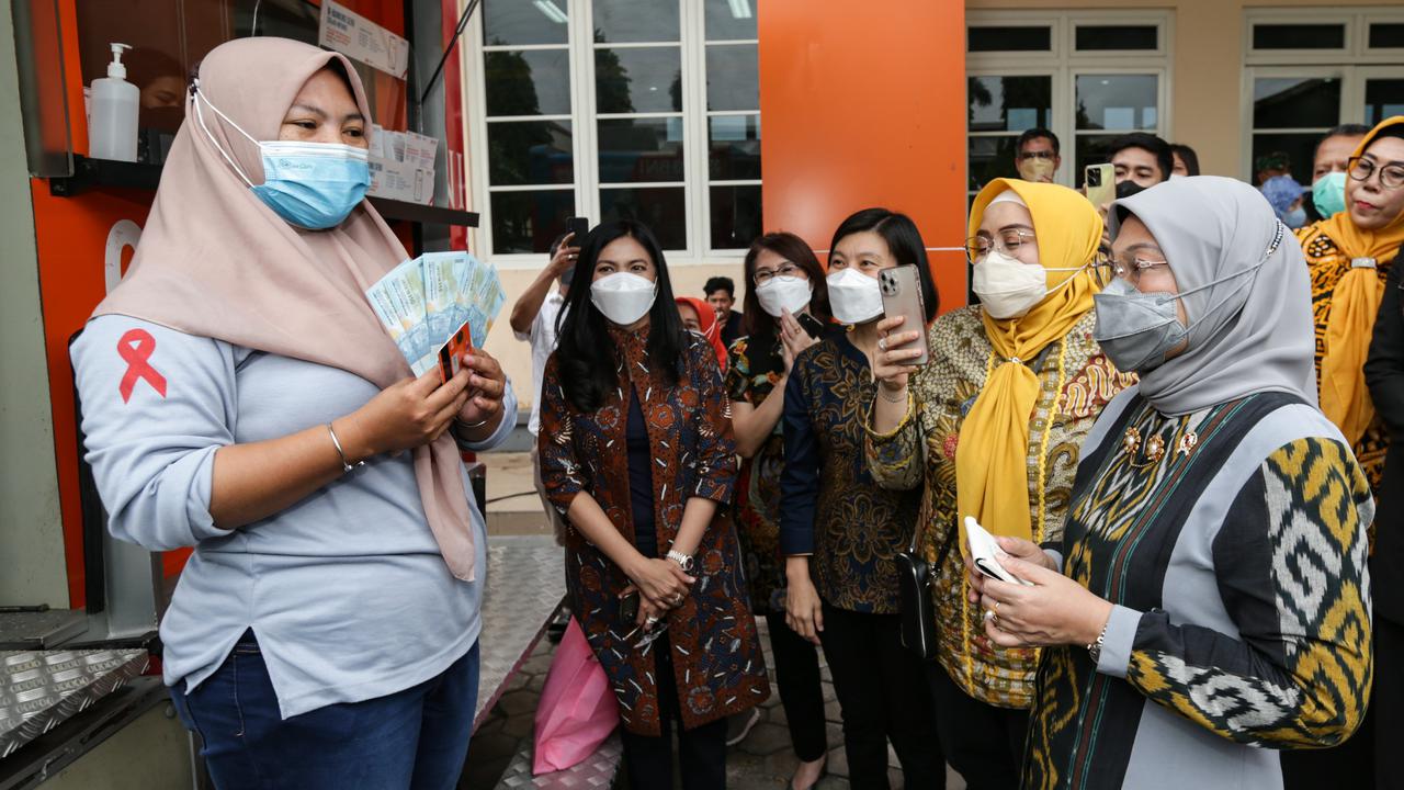 Menteri Ketenagakerjaan Ida Fauziyah menyaksikan langsung para pekerja mengambil BSU dari mesin BNI Layanan Gerak (BLG) di KUD Tani Bahagia Mojokerto, Jawa Timur, Jumat (30/9/2022).