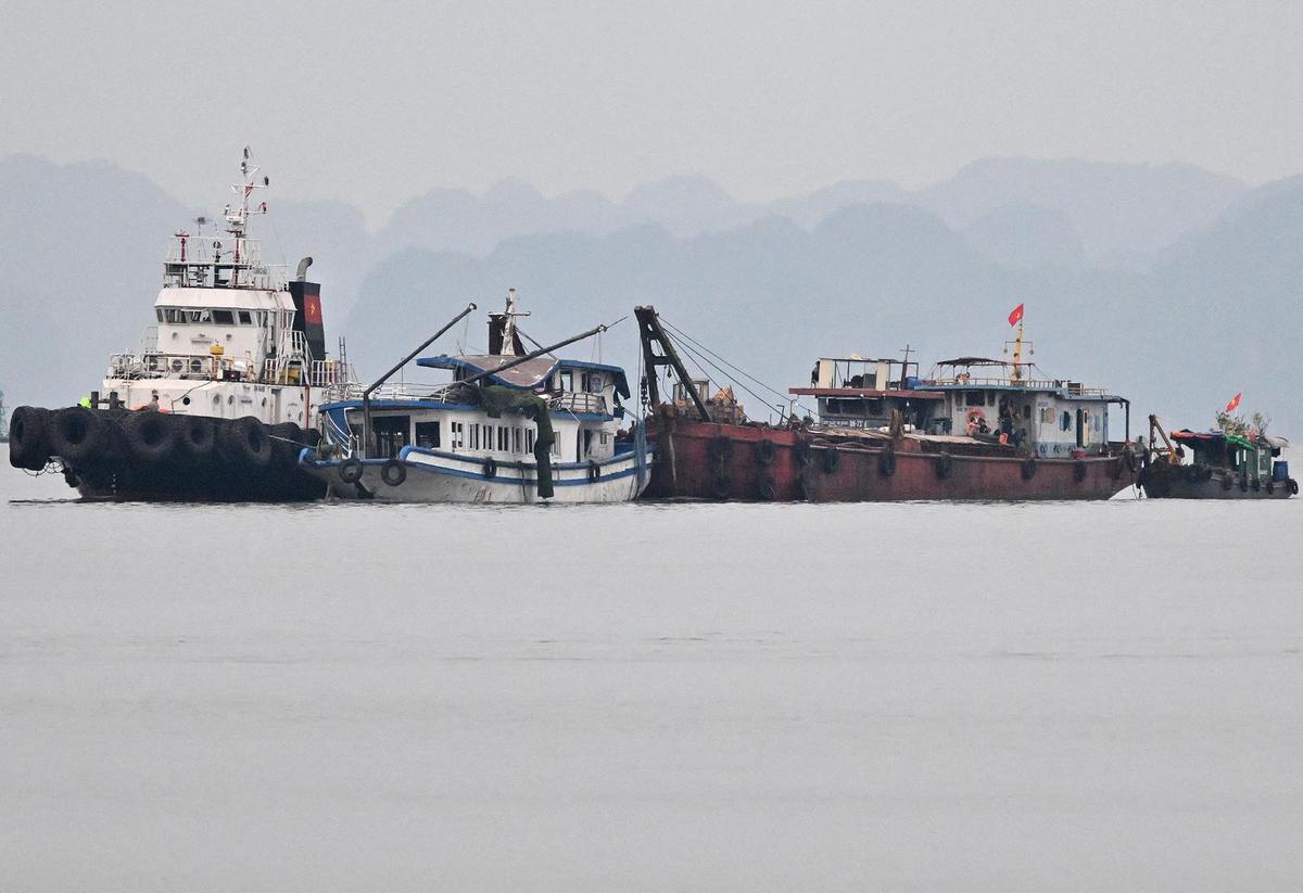 FOTO: Kapal Wisata Terbalik di Teluk Ha Long, Puluhan Wisatawan Tewas