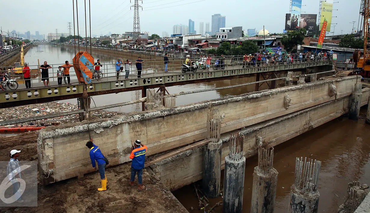 Pembongkaran jembatan tersebut dikarenakan jembatan yang menyentuh permukaan air di Kali Angke sehingga air tidak dapat mengalir dengan lancar, Jakarta Barat, Rabu (9/11). (Liputan6.com/Johan Tallo)