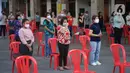 Umat Katolik melaksanakan ibadah misa dengan menjaga jarak di Gereja Katedral Jakarta, Minggu (12/7/2020). Gereja Katedral Jakarta kembali menggelar misa bagi umat Katolik dengan menerapkan protokol kesehatan untuk mencegah penularan Covid-19. (Liputan6.com/Immanuel Antonius)