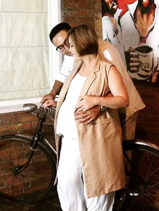 Surya terus memperhatikan Cynthia yang membawakan sebuah lagu dalam acara itu. Surya melihat kejadian lucu, lantaran saat Cynthia nyanyi, ada tembakan confetti (beragam potongan kertas) masuk ke mulutnya. (Instagram/cynthia_lamusu)