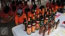 Barang bukti berupa botol minuman keras pada rilis hasil pengungkapan Operasi Pekat selama 2 pekan, di Polda Metro Jaya, Jakarta, Jumat (3/6). Selain itu, narkoba serta senjata api dan senjata tajam juga berhasil diamankan. (Liputan6.com/Gempur M Surya)