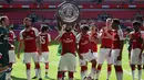 Striker Arsenal Alexandre Lacazette mengangkat trofi Community Shield usai menjuarai FA Community Shield di Stadion Wembley di London, Inggris (6/8). Arsenal berhasil menjadi juara usai mengalah Chelsea lewat adu pinalti 3-1. (AFP Photo/Daneil Leal)