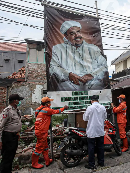 Petugas PPSU didampingi TNI dan Polri mencopot baliho Rizieq Shihab di Kawasan Kramat Pulo Dalam Senen, Jakarta, Rabu (25/11/2020). Pihak kelurahan, TNI dan Polri terus berupaya menurunkan baliho dan spanduk yang tidak berizin, termasuk salah satunya baliho Rizieq Shihab (Liputan6.com/Faizal Fanani)