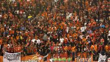 Jakmania membaur dengan Pasoepati di tribun Stadion Manahan, Solo. Pemandangan yang menyejukkan hati. (Bola.com/Nicklas Hanoatubun)