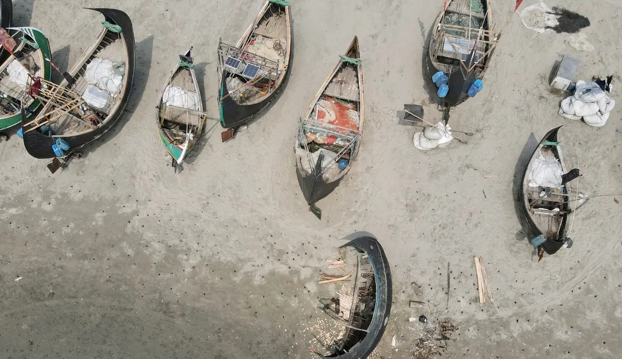 Foto udara memperlihatkan perahu nelayan di sepanjang pantai di Teluk Benggala, Teknaf, Bangladesh, 28 Maret 2022. (Munir uz Zaman/AFP)